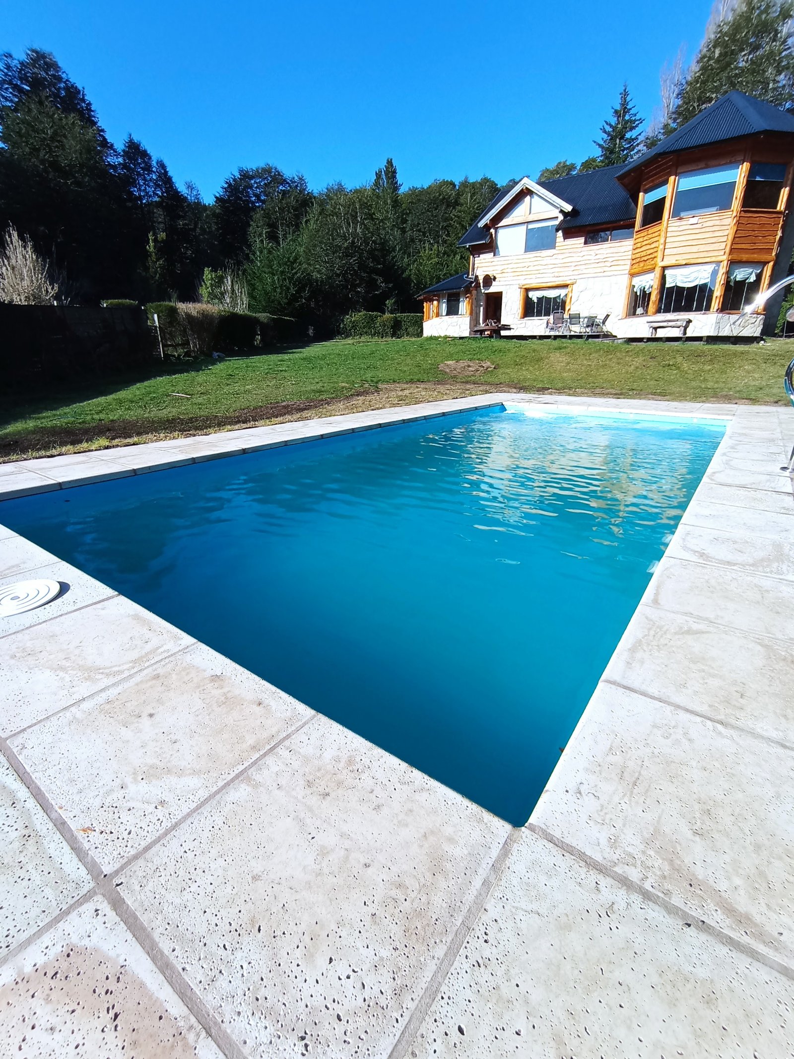 CASA CON PILETA Y PATIO